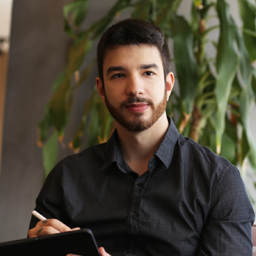 Psicologo que realiza psicoterapia online e presencial